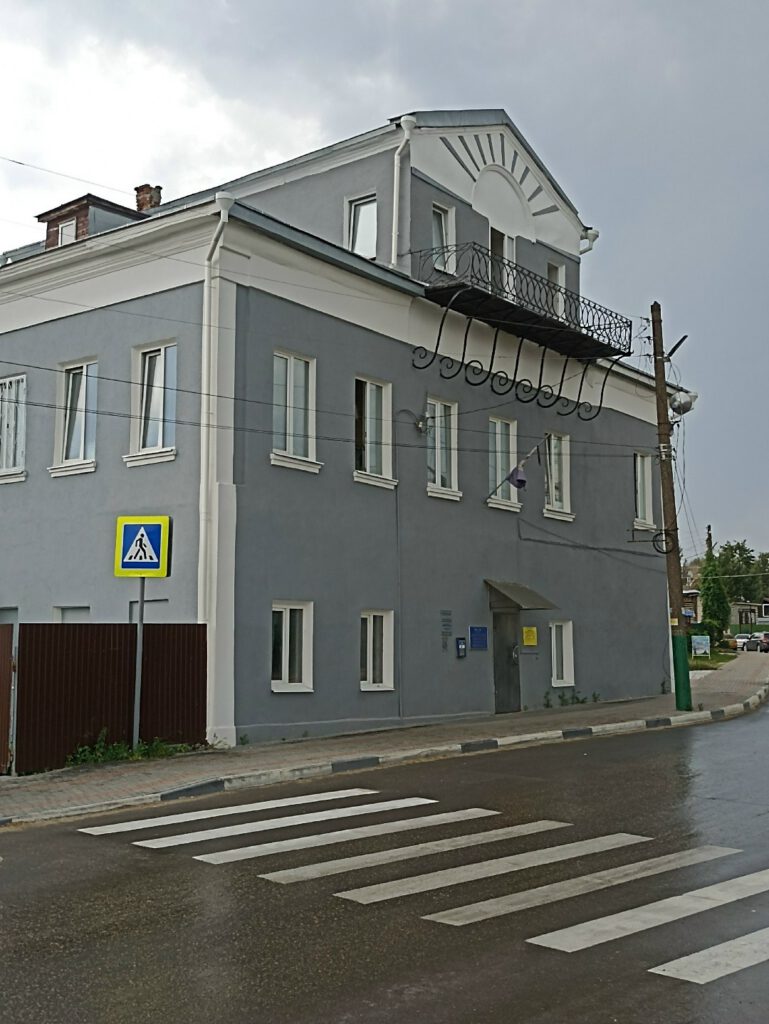 Улица Ломоносова, 25 — одно из старейших зданий города. Фото Н. Б. Федотова