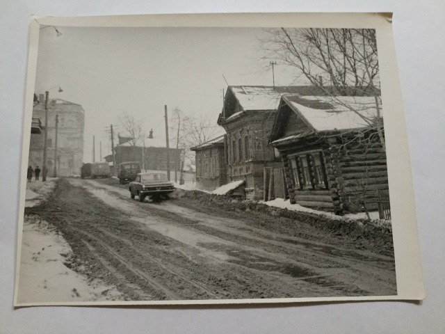 Улица Ломоносова в 1970-е годы, до пожара начала 1980-х: два порядка домов, слева балкон дома Князевых, на заднем плане
